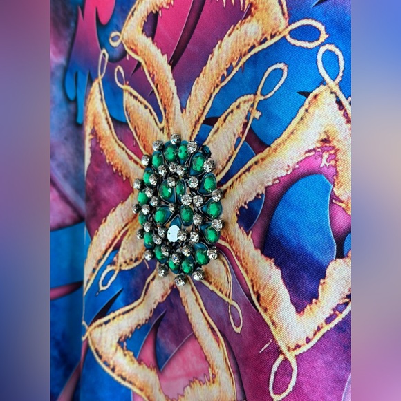 Colorful embroidered dress, vibrant patterns, long sleeves, jewel detail. - Picture 2 of 8